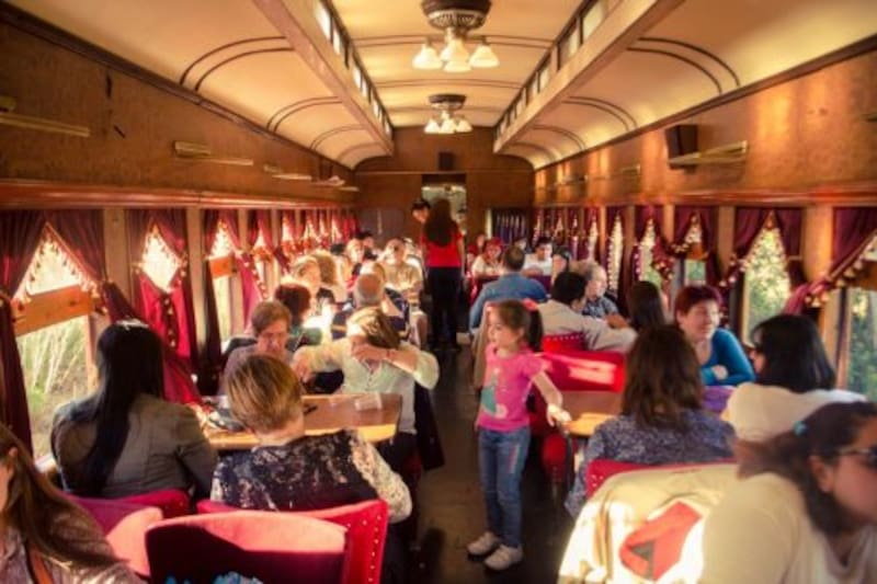 Amplios salones podrás encontrar en el Tren del Recuerdo Santiago-Limache. (Créditos: EFE)