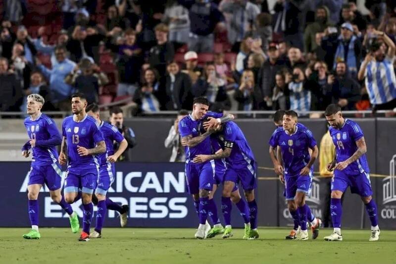 Argentina derrotó a Costa Rica con apenas 20 mil espectadores en el Coliseo de Los Angeles.