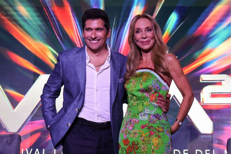 La dupla de Rafael Araneda y Karen Doggenweiler debuta en la conducción. Créditos: ATON Chile.