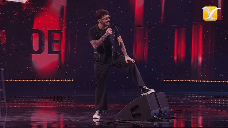 El integrante del podcast Tomás va a Morir repitió este gesto varias veces, apoyándose en el equipo cada 10 minutos aproximadamente durante su rutina.