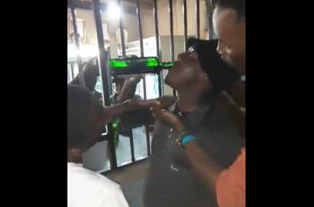 VIDEO | Fue una apuesta: Hombre murió tras beber una botella completa de Jägermaister en Sudáfrica