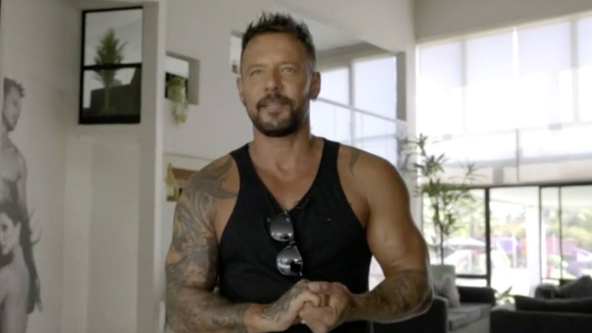 Con cancha de fútbol, fotos gigantes de ambos y más: Fabricio Vasconcelos exhibió la lujosa casa donde vive junto a Mariela Román