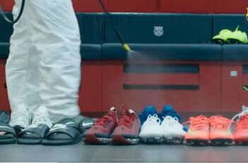 Barcelona muestra como sanitiza los camarines en su ciudad deportiva