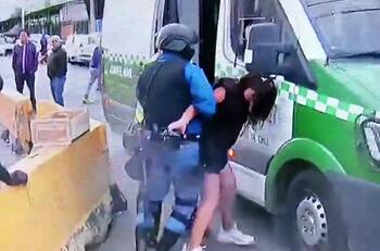 VIDEO | Violencia en el Mercado Lo Valledor: Mujer disparó contra guardias para evadir control