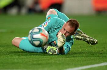 Ter Stegen se agigantó tapándole este penal a Valencia