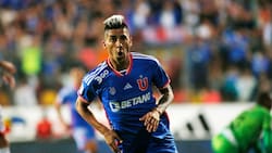 Fino y elegante: reconocido cantante argentino se lució con indumentaria de Universidad de Chile