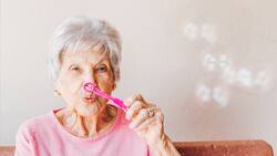 VIDEO | ¡Era de agua!: Abuelita le "dispara" a un trabajador de supermercado