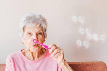 VIDEO | ¡Era de agua!: Abuelita le "dispara" a un trabajador de supermercado