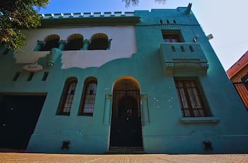 Tiene 13 piezas y 9 baños: ¿cuánto cuesta el arriendo de la casa del expresidente Boric en el Barrio Yungay?