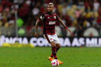 El "Mengao" fue superior, pero no hizo la diferencia: Arturo Vidal ingresó en igualdad de Flamengo ante el Corinthians en la final ida de la Copa de Brasil