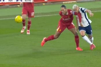 Pocas veces visto: Van Dijk amagó a Richarlison y agrandó la rivalidad entre ambos en Inglaterra