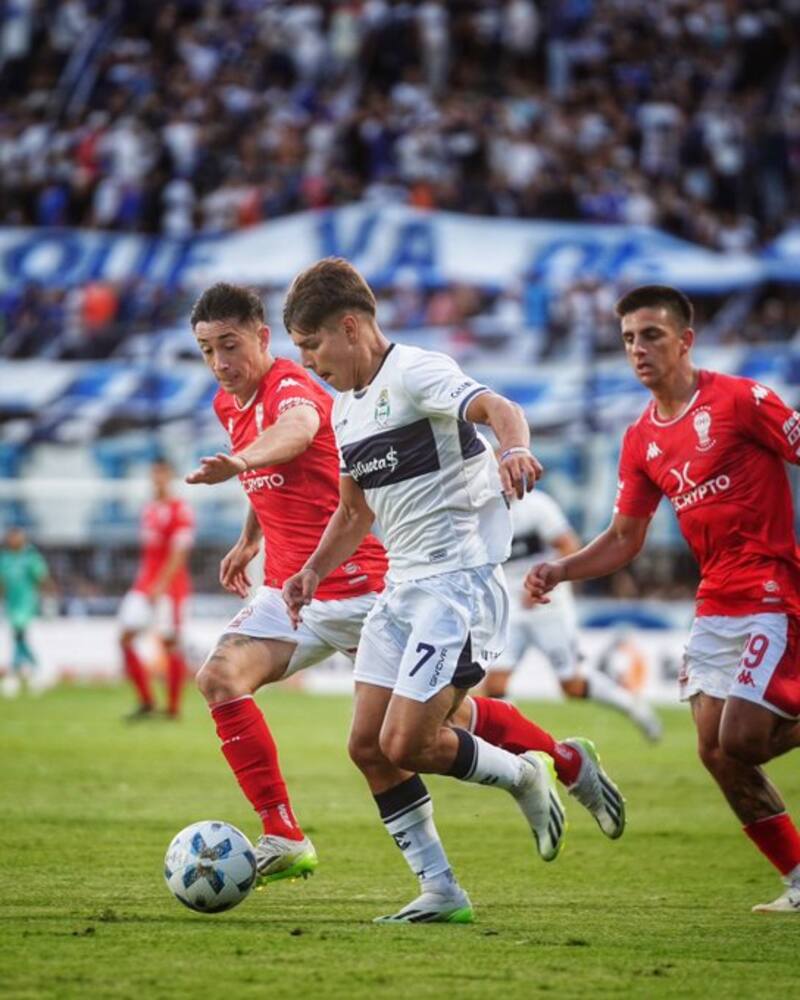 Rodrigo Echeverría hacía un buen partido ante Gimnasia y Esgrima de La Plata, pero salió por lesión (Foto: GELP)