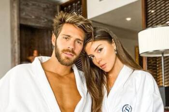 "¡Está en bolas, no!": El divertido chascarro que vivió Cata Vallejos mientras hacía karaoke con su pololo