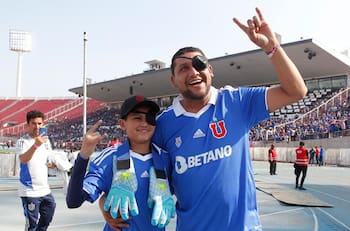 La gran lucha del pequeño Aníbal Ortíz en la U: quiere seguir jugando pese a pérdida de visión en uno de sus ojos