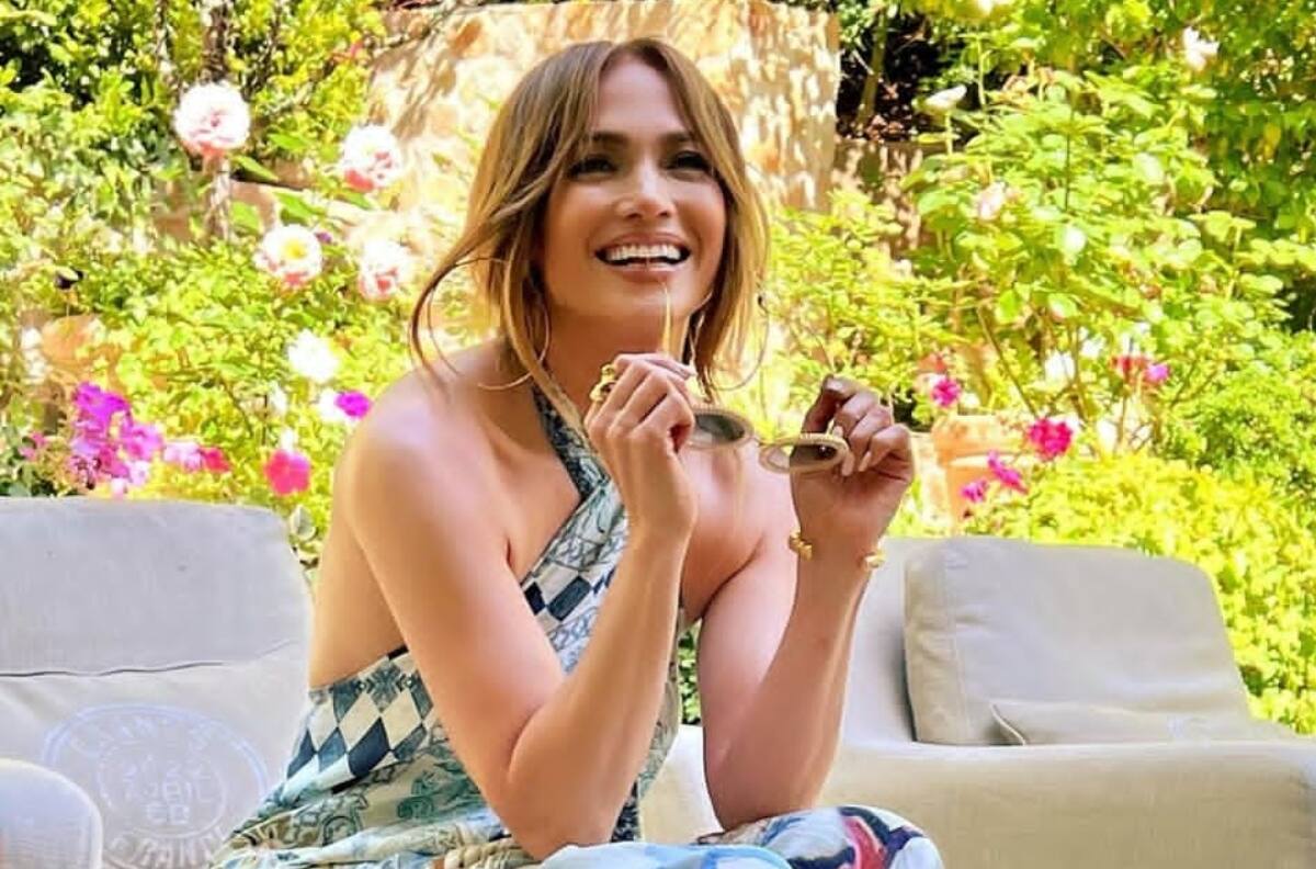 FOTO| Toda de blanco: Jennifer Lopez impactó con su look