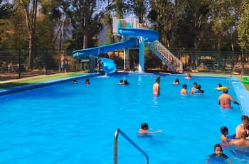 Este camping con piscina a una hora de Santiago es ideal para refrescarse este verano
