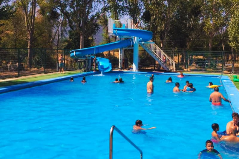 La principal atracción del recinto son sus piscinas con toboganes, instaladas en medio de bellos entornos naturales. Créditos: Camping Pantanal en Facebook.