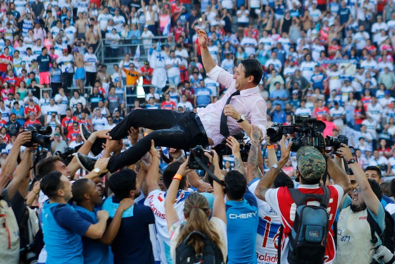 Lleva siete años dirigiendo en el extranjero tras la UC, hoy como DT del Eibar en Segunda División de España. Foto: Photosport