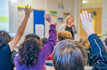 Innovador programa ofrece a profesores chilenos impartir clases en Estados Unidos: sueldos mensuales de $3.000.000