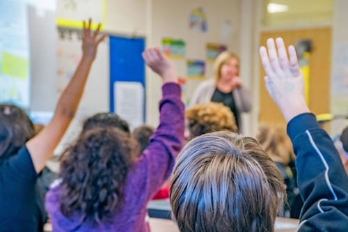 Innovador programa ofrece a profesores chilenos impartir clases en Estados Unidos: sueldos mensuales de $3.000.000