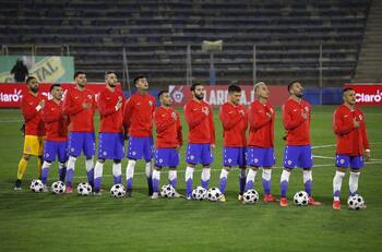 Jugador de la Roja sufre en Europa: le dio Covid-19, no juega y está cerca del descenso