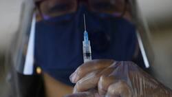 Mujer recibe vacuna Sinovac cuando le correspondía la segunda dosis de Pfizer