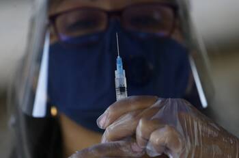 Mujer recibe vacuna Sinovac cuando le correspondía la segunda dosis de Pfizer