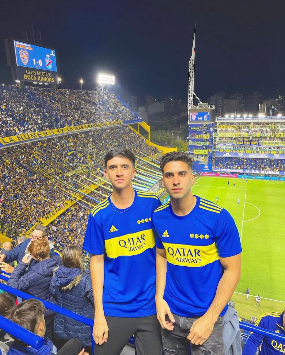 Sebastián y Gonzalo Quinteros en La Bombonera con la camiseta de Boca Juniors. (Foto: @sebastianquinterosg)