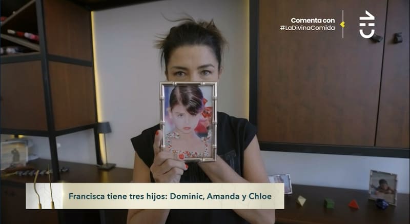 Pancha Merino sosteniendo un retrato de su hija.