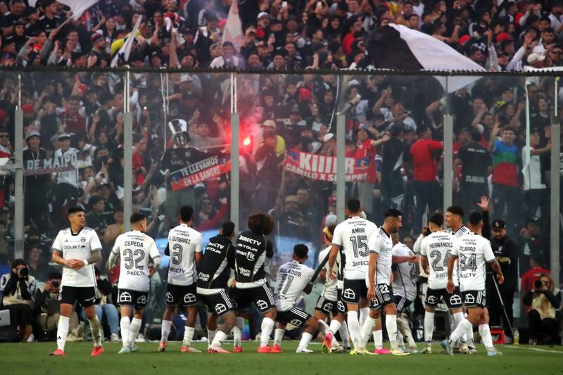 celebrando el triunfo de Colo Colo ante Deportes Iquique. Foto: Aton.