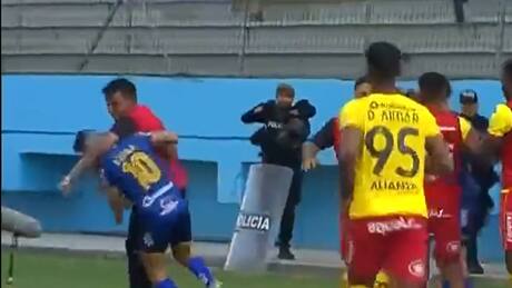 VIDEO | El polémico César Farías perdió los estribos y agredió a dos jugadores rivales