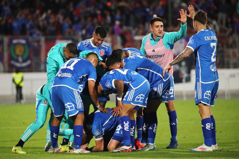 En la Selección Chilena celebraron la clasificación de la U a la final de Copa Chile: “Todos juntos”. Foto: Aton.
