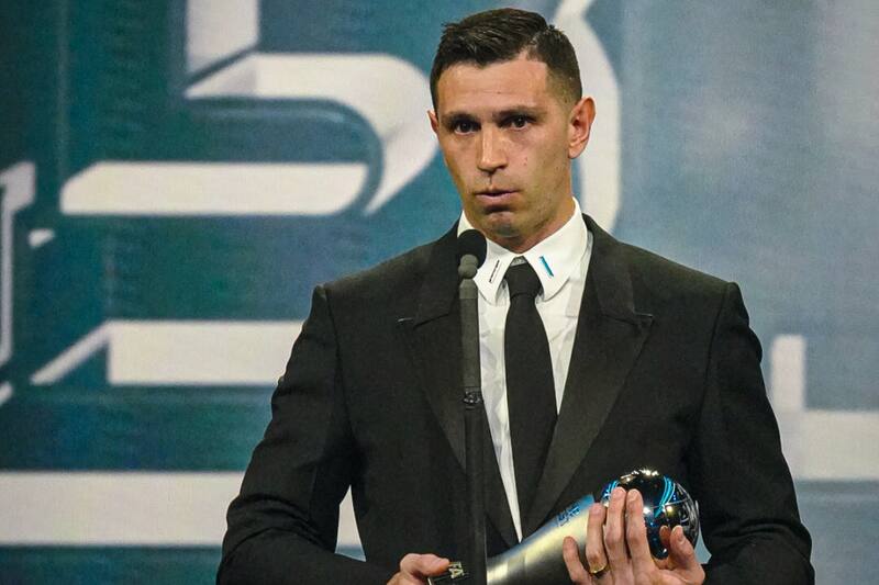 Dibu Martínez se transformó en el nuevo mejor arquero del mundo según los FIFA The Best.