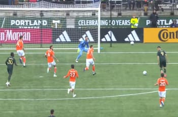 Felipe Mora sigue encendido en la MLS: definió de manera magistral en este nuevo gol con los Timbers