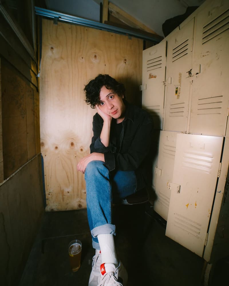 es un destacado comediante.