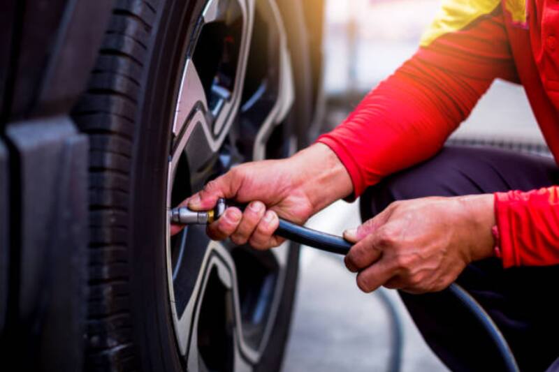 Conoce si es legal o no que los servicentros cobren por echar aire a los neumáticos. Foto: Pexels.