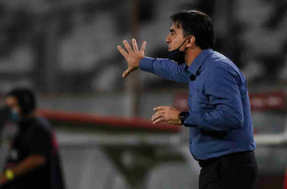 Gustavo Quinteros confirmó interés por delantero chileno que milita en el extranjero