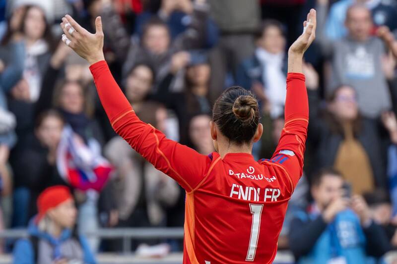 llegó a los 100 partidos con el Olympique de Lyon y este sábado recibió un reconocimiento por parte del club. Foto: OL Féminin.