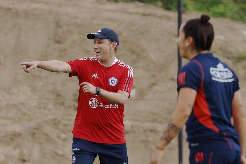 Luis Mena, director técnico de la Selección Adulta, dirige a la Sub 20 en el Sudamericano Femenino de Ecuador. Foto: Comunicaciones/FFCh.