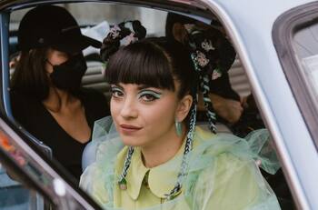 Traje de dos piezas y mostrando su embarazo: Mon Laferte lució excéntrico look en los Latin Grammy 2021