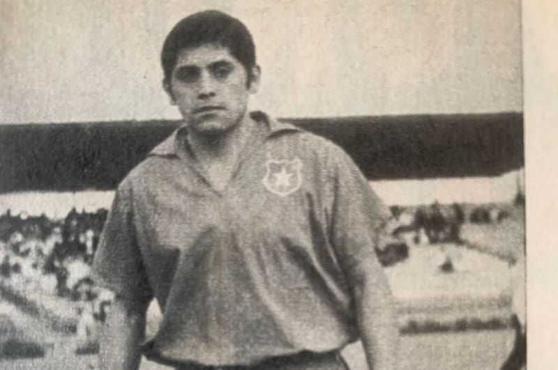 Víctor Zelada jugando por la selección chilena.