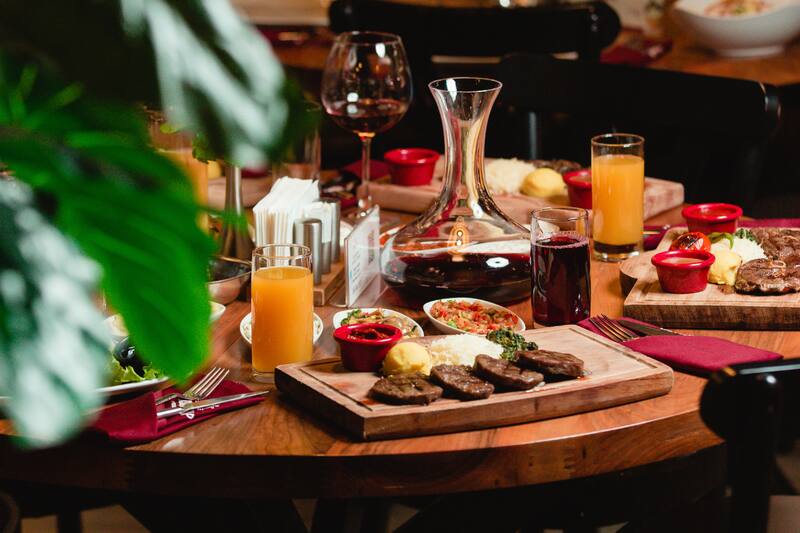 Revisa los motivos que dio la IA para elegir cada lugar.