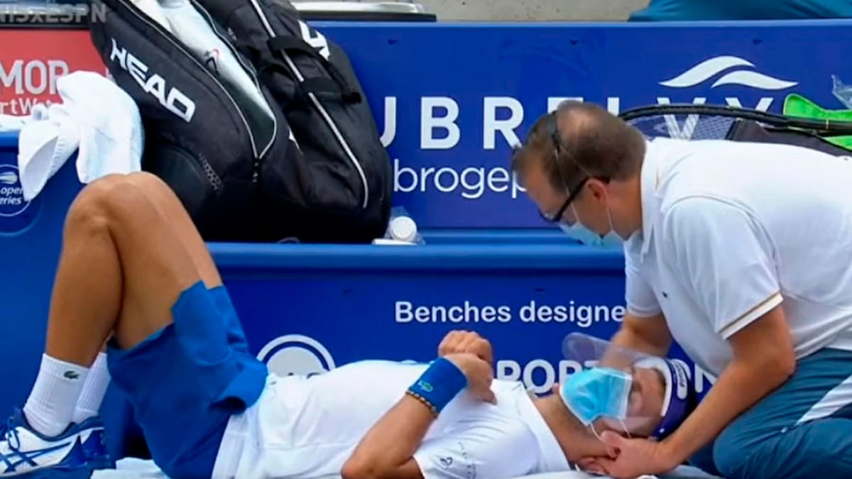 ¡Que dolor! Novak Djokovic tuvo que ser atendido por problemas en su cuello