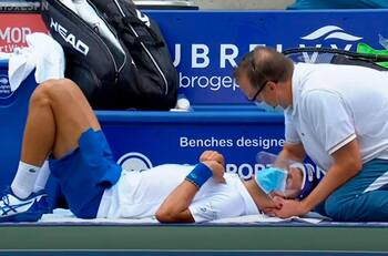 ¡Que dolor! Novak Djokovic tuvo que ser atendido por problemas en su cuello