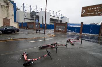 Un chileno y un Derbi fueron afectados por la Tormenta Darragh en el fútbol inglés