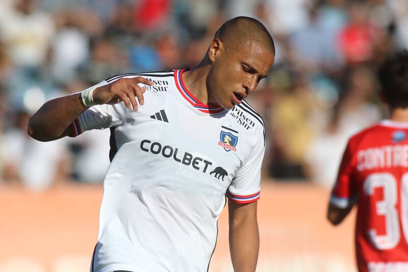 El jugador con la camiseta de Colo Colo.