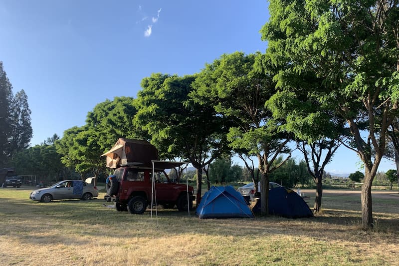 Con cómodos espacios para acampar, el recinto es una de las mejores opciones para una escapada en la naturaleza sin salir de Santiago. Créditos: Camping Millantú.