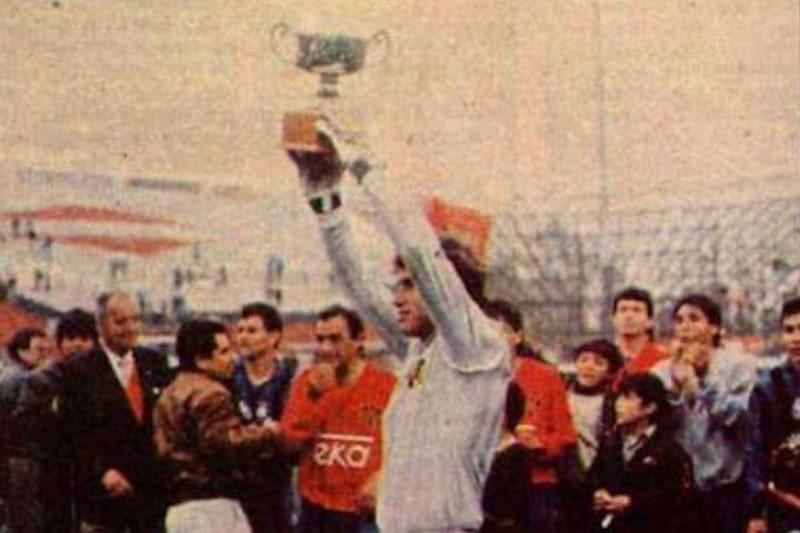 Ronald Yávar, capitán de Unión Española, levanta el título del torneo que por única vez se disputó en 1989.