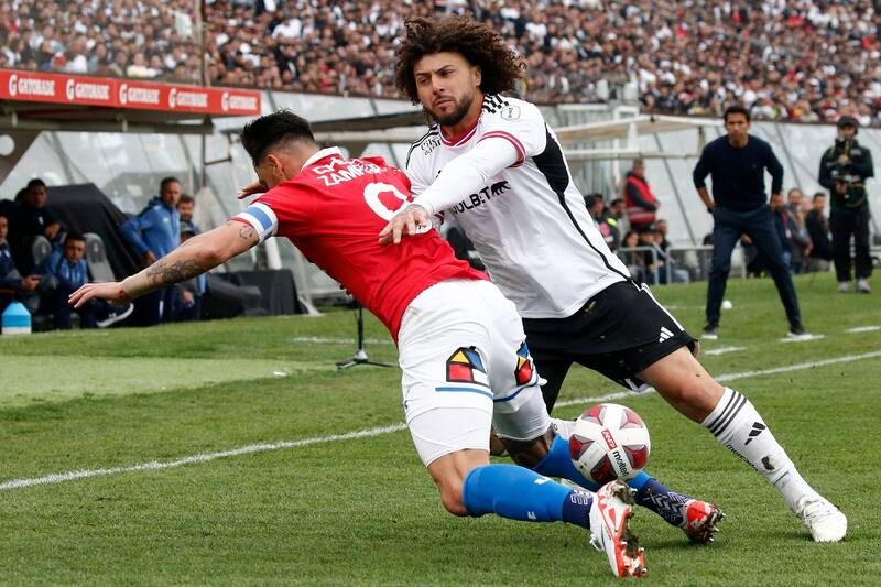 disputando un balón con Fernando Zampedri en el Estadio Monumental. (Foto: Aton)