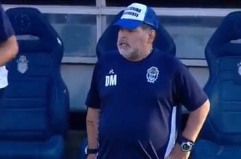 ¡Cuidado Diego! La estrepitosa caída de Maradona en el partido de Gimnasia